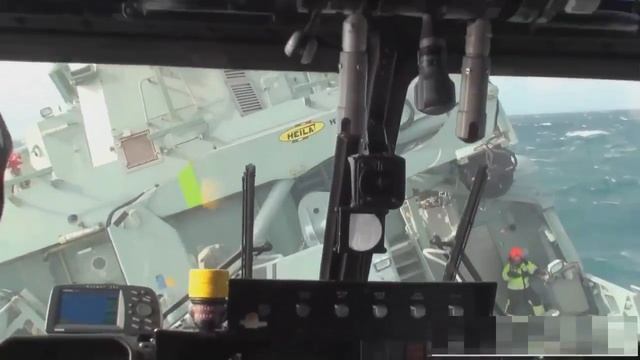 Посадка вертолета на палубу во время шторма
