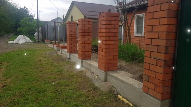кирпичные колоны из красного облицовочного кирпича