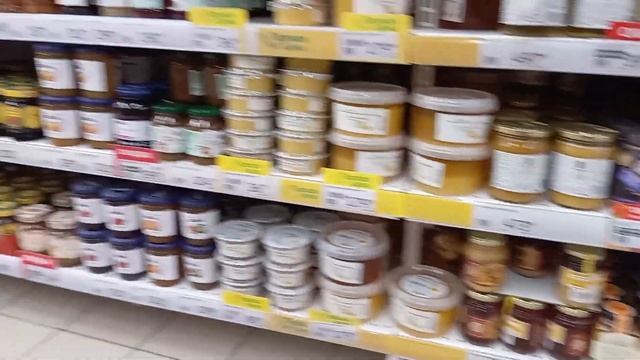 Цены на мед на полках супермаркета Ашан в Симферороле.