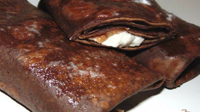 Шоколадные блины с творожно-банановой начинкой
