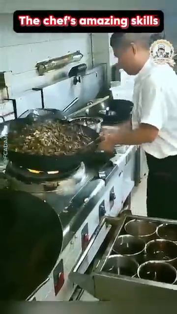 Удивленное на кухне для мужика
