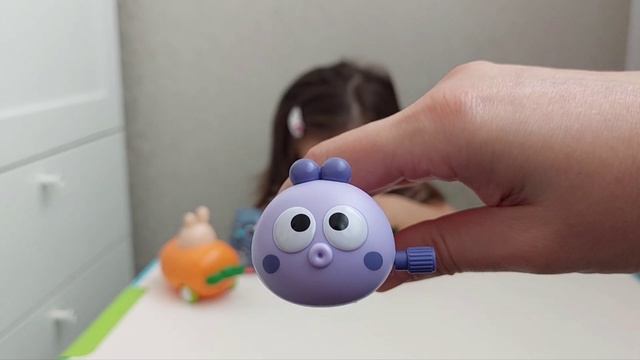 Играем в заводные игрушки  из коробки