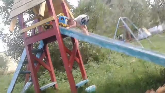 Силач! Толкает грузовик в гору один!