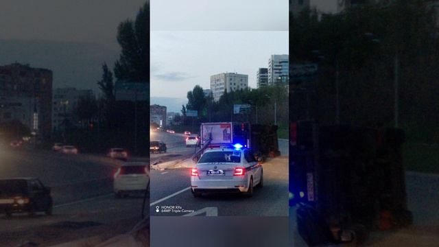 В Казани центре фура упала в бок с щебнем
