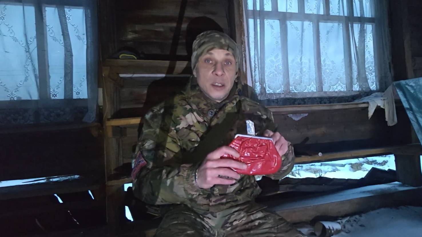 Нашел на чердаке заброшенного дома кошелек с ювелирными украшениями.