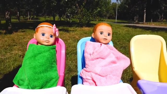 Влад и Никита играют с куклами на детской площадке