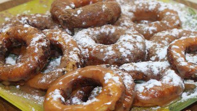 Творожные пончики с вареной сгущенкой и какао