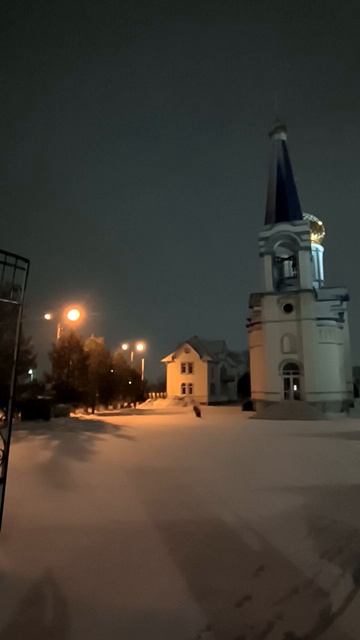 Около храма зимним вечером