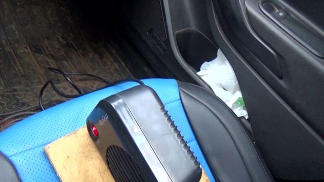 В автомобиле отогреть,окна.И обогреть салон.