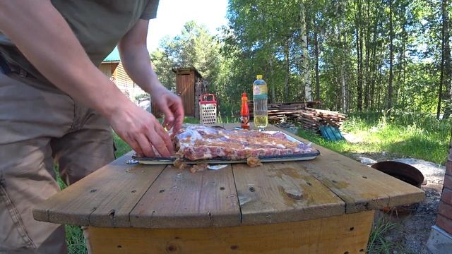 Жареные свиные ребрышки на мангале