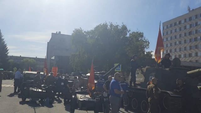 Военная техника, включая танки, на репетиции парада в Оренбурге.