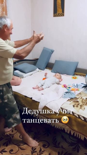 Вика тогда ещё не ползала, интересно, как будет сейчас