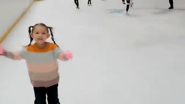 как встать на коньки ?)главное стараться и все получится!)