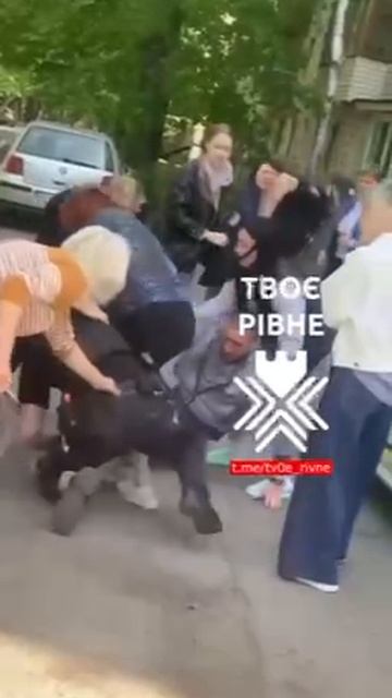 🇺🇦Ровно,Оксанки вступили в бой с полицаями,пытаясь отбить одного ухилянта.Реалии"свободной"дурки…