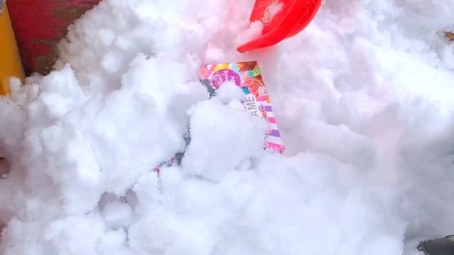 Мисс Томирис находит игрушки под снегом.