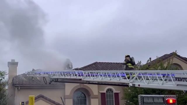 В США легкомоторный самолет Van's RV-10 врезался в крышу жилого дома в Долине Сими в Калифорнии.