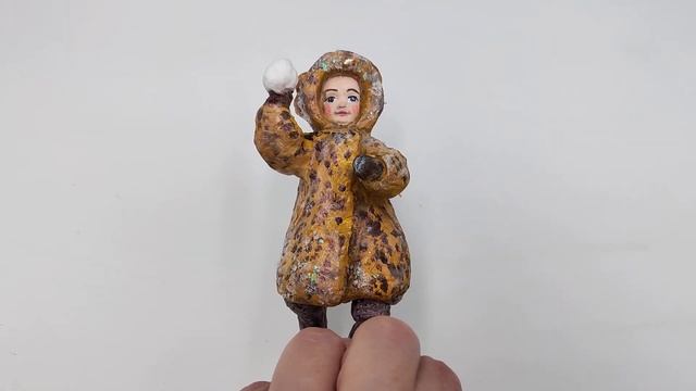 Девочка со снежком