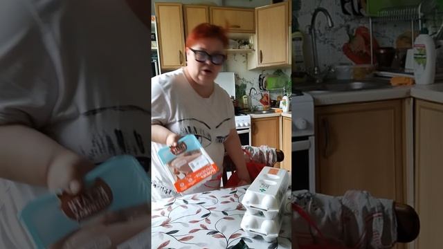 Посмотрим что я там притащила😁
