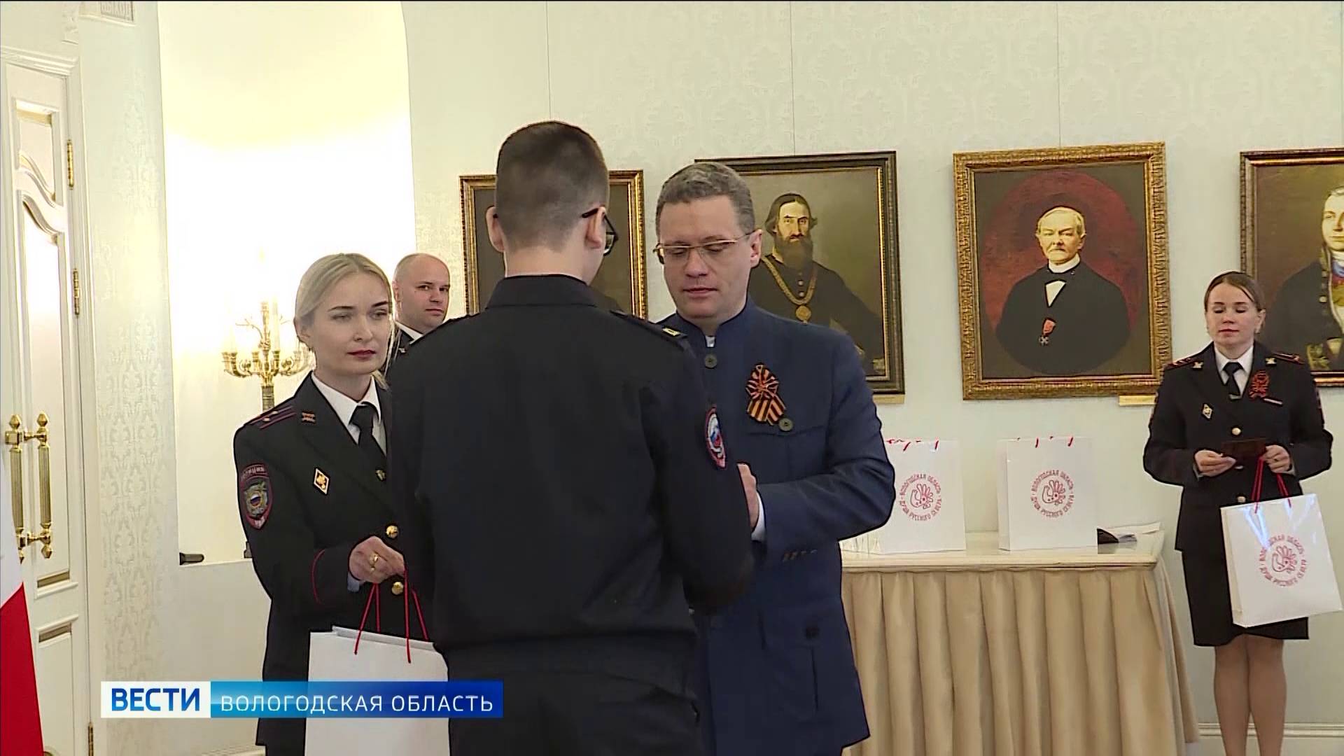 Георгий Филимонов вручил первые паспорта 14 вологодским школьникам в преддверии 9 мая