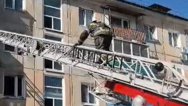 В Белогорске из горящей квартиры спасли женщину