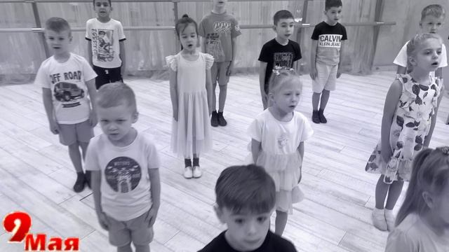 Дети поют песню "Плечо к плечу"  Funny Ant Malahovka