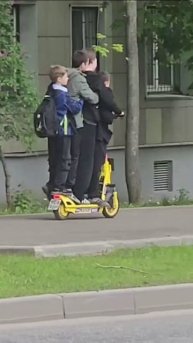 🛴В Москве школьники вчетвером покатались на одном электросамокате — штраф на 100 тысяч рублей🛴