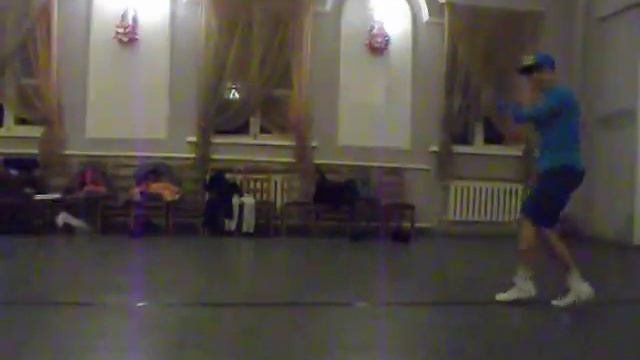 Парень красиво танцует)))