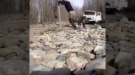 Как вытащить машину с помощью палок и верёвки.