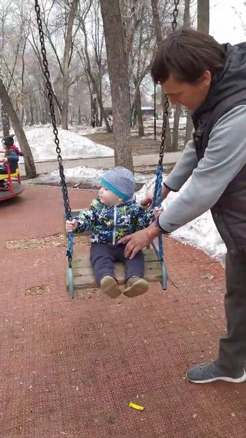 В первый раз на качелях😊#качели#baby #малыш#swing