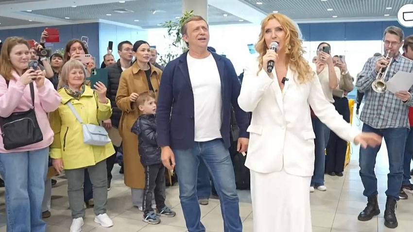 Застрявший в аэропорту Домодедово Кремлевский духовой оркестр устроил концерт перед пассажирами