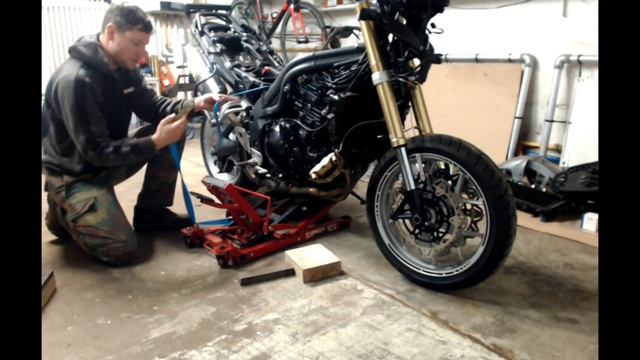 Tutorial safe use of a  motorcycle jack with a Triumph Tiger 1050