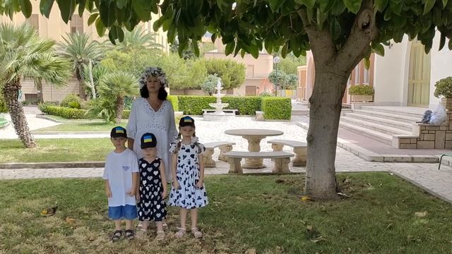 Катерина Ткаченко  разом з вихованцями КНРЦ "Гайок" "Ой, у лузі червона калина"