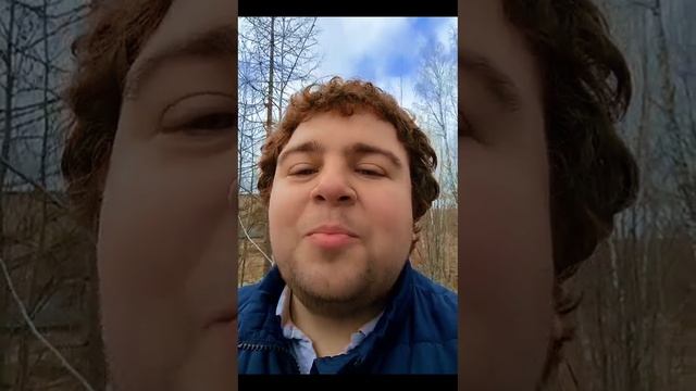 Расцвела смородина в городском саду