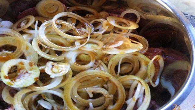 Шашлык из свинины, маринованный на кефире
