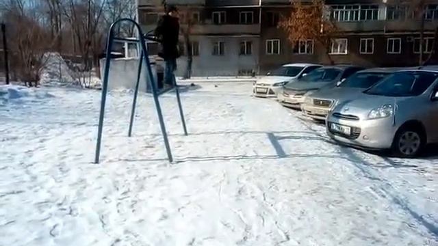 Пацан прыгает задом
