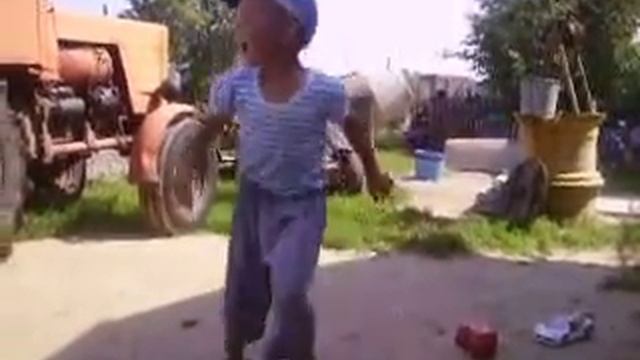 Данчик танцует