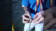 Способ как натянуть верёвку между двумя столбами.