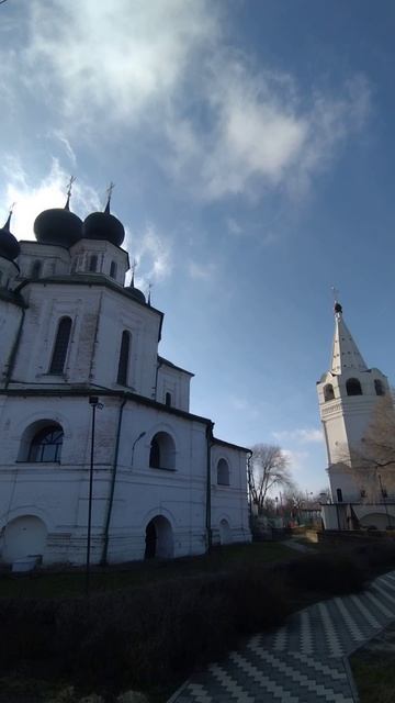 Облака бегут над храмом