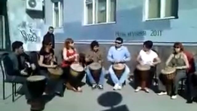 Барабаны у Арт галлереи
