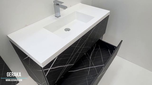 Много голям черен влаго и водоустойчив шкаф за баня от