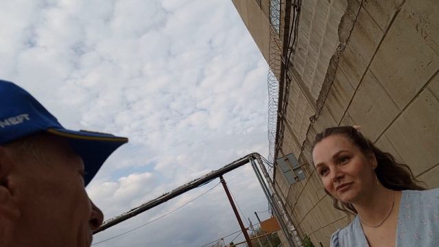на улице поздравляют с 9 мая 
С Днём Победы