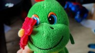 играем в мягкую игрушку динозаврика