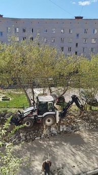 А нас во дворе