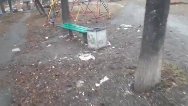 Мусор на детской площадке.