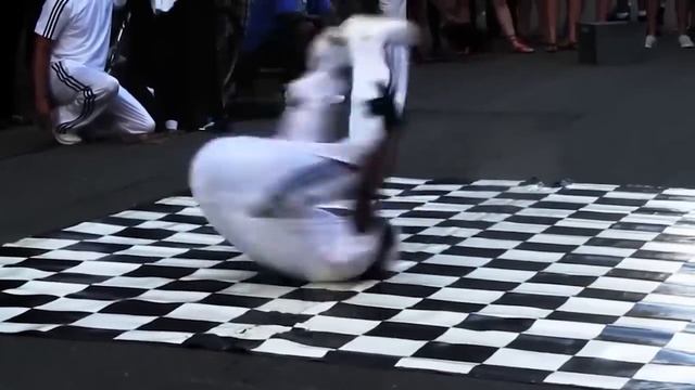 САМЫЕ_УДИВИТЕЛЬНЫЕ_УЛИЧНЫЕ_ПРЕДСТАВЛЕНИЯ_В_МИРЕ