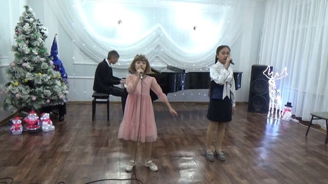 2022НовогоднийСерпантин 002"Давайте верить в чудеса" исп. Федосеева Марина и Рахимжанова Эльмира.