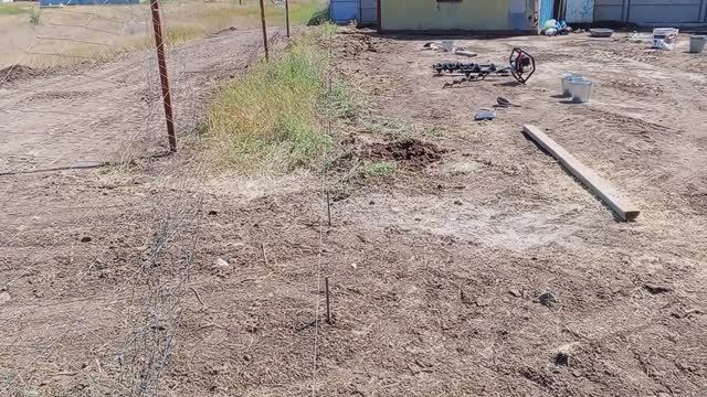 Разметил по ниточке перед бурением лунок мотобуром под столбы .