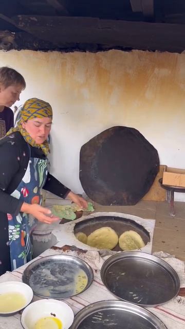 Хлеб в тандыре получается очень вкусным🫓#хлеб#тепло#?