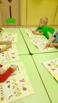 МАЛЕНЬКИЕ РЕБЯТИШКИ АКТИВНО ПОЗНАЮТ МИР