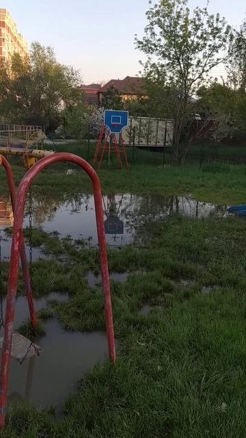 Детская площадка на болоте 🐸